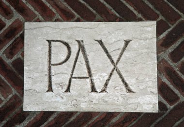 Latin dilinde barış anlamına gelen büyük Pax metni antik bir kilisenin zeminine kazınmış.