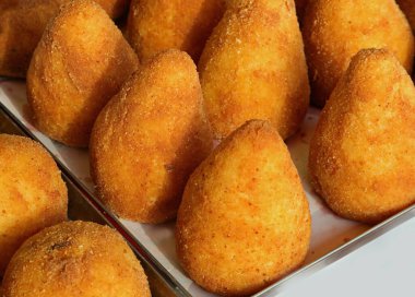 İtalyan dilinde ARANCINI olarak adlandırılan pilav ve bezelyeden yapılmış büyük lezzetli kızartma topları.