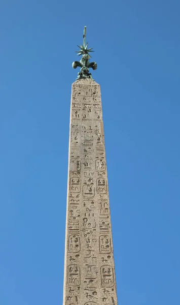 Antiguo Obelisco Egipcio Con Jeroglíficos Grabados Fondo Cielo Azul — Foto de Stock