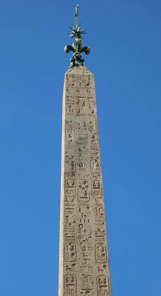 Antik Egyptisk Obelisk Med Graverad Hieroglyfer Och Blå Himmel Bakgrunden — Stockfoto