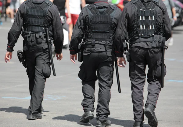 Tres Policías Durante Patrulla Ciudad Con Uniforme Antidisturbios Porras — Foto de Stock