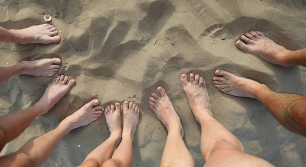 Tien Meter Vijftig Tenen Vijf Mensen Het Zandstrand Zomer — Stockfoto