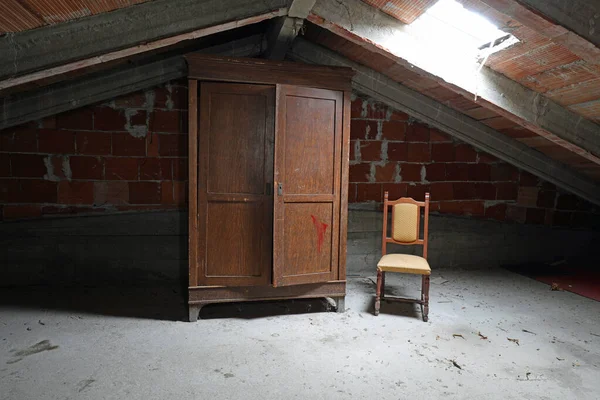 Upiorny Strych Niezamieszkałego Domu Starą Drewnianą Szafą Zepsutym Zakurzonym Krzesłem — Zdjęcie stockowe