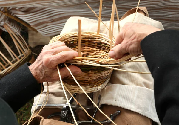 Manos Expertas Desgarradas Del Trabajador Artesano Edad Avanzada Mientras Crea — Foto de Stock