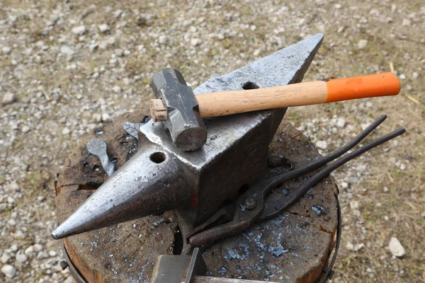 Groot Zwaar Aambeeld Een Hamer Smederij — Stockfoto