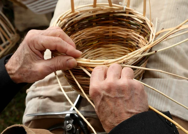 Knorrige Hände Der Betagten Kunsthandwerkerin Beim Basteln Eines Weidenkorbs — Stockfoto