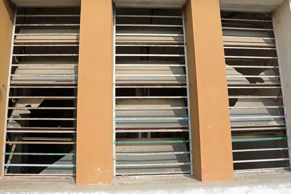 Вікно Розбитим Склом Покинутої Будівлі Після Вандалізму — стокове фото