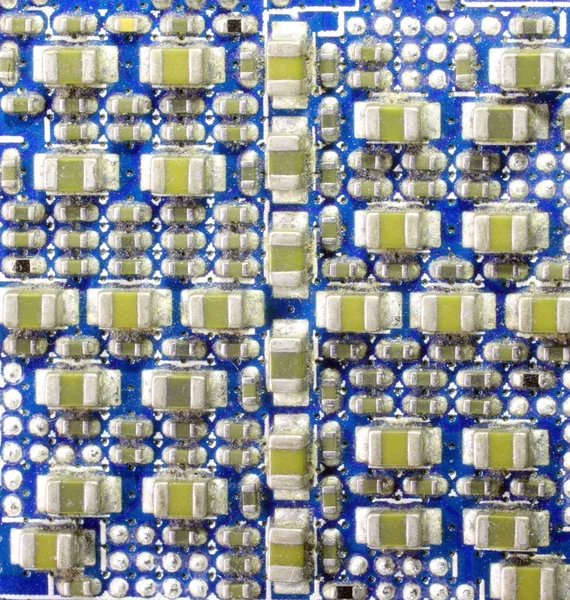 主板上的许多二极管 晶体管和其他微型电子元件 — 图库照片