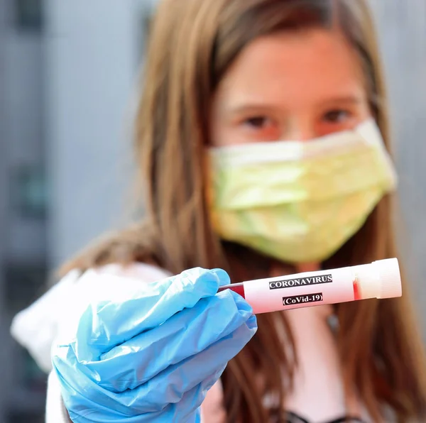 コロナウイルスに感染したサンプルCovid 19とも呼ばれ 病院で働く看護師は外科用マスクを着用します — ストック写真