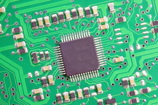 Bakgrund Elektronisk Krets Med Ett Mikrochip Och Andra Elektroniska Minikomponenter — Stockfoto
