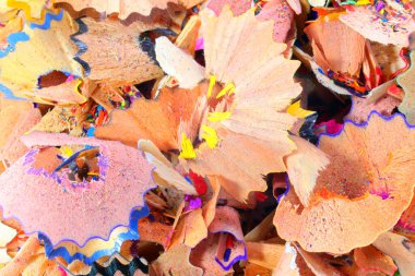 Ucu yaptıktan sonra kalem talaşlarının renkli arkaplanı