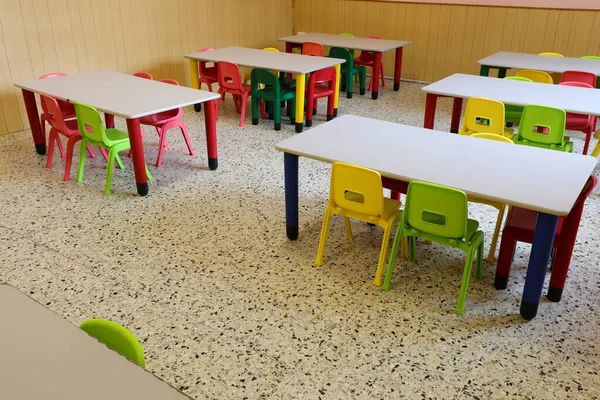 Cadeiras Pequenas Mesas Uma Sala Aula Sem Crianças Que Estiveram — Fotografia de Stock