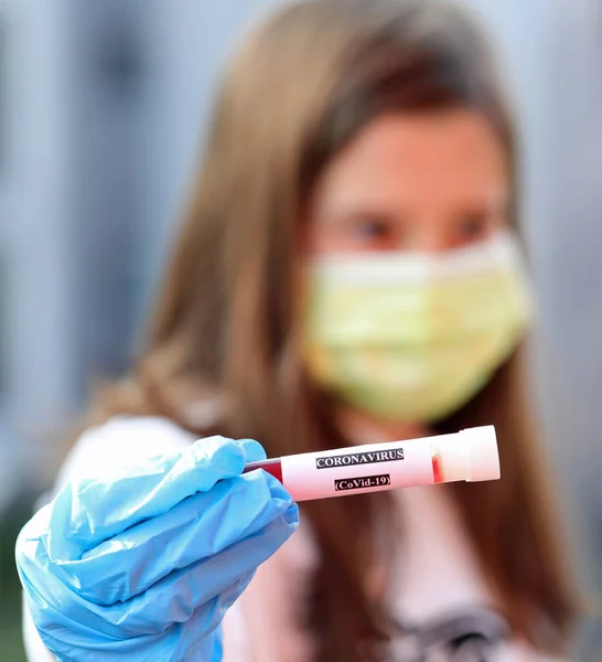 入院中に感染症病棟で手術用マスクを着用し コロナウイルスに感染した血液を採取する — ストック写真