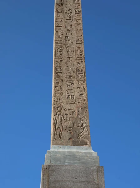 Detalhe Antigo Obelisco Egípcio Com Hieróglifos Gravados Fundo Céu Azul — Fotografia de Stock