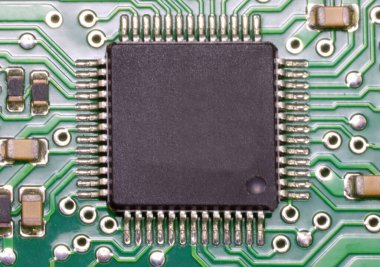 Elektronik panodaki büyük bir bilgisayar çipinin makro fotoğrafçılığı