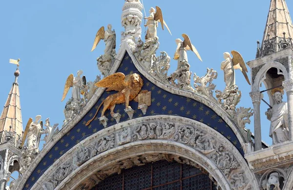 León Alado Oro Basílica San Marcos Venecia Italia — Foto de Stock