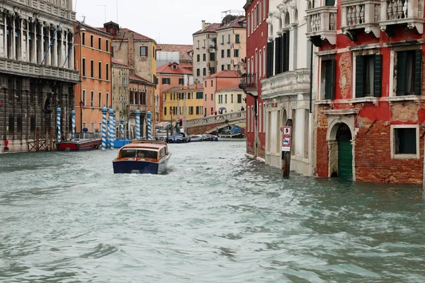 Loď Křižuje Grand Canal Benátkách Mezi Starobylými Budovami — Stock fotografie