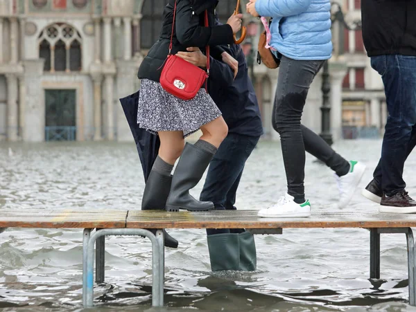 Gente Camina Una Pasarela Piazza San Marco Venecia Debido Alta — Foto de Stock