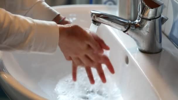 Hand Des Kleinen Mädchens Das Sich Wäscht Coronavirus Infektionen Vermeiden — Stockvideo