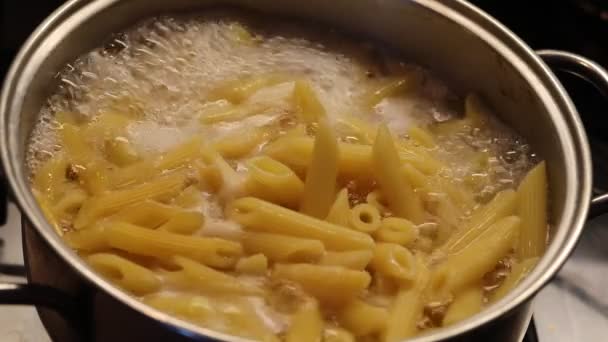 Veel Italiaanse Pasta Kokend Water Keuken Tijdens Het Koken — Stockvideo