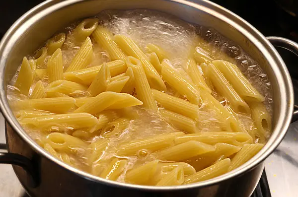 Pentola Con Acqua Bollente Molto Calda Pasta Italiana Durante Cottura — Foto Stock