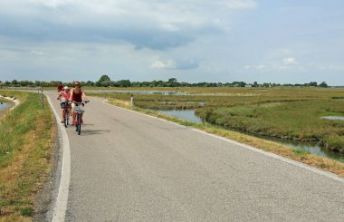Anne ve oğlu yazın bisikletle geziyorlar.