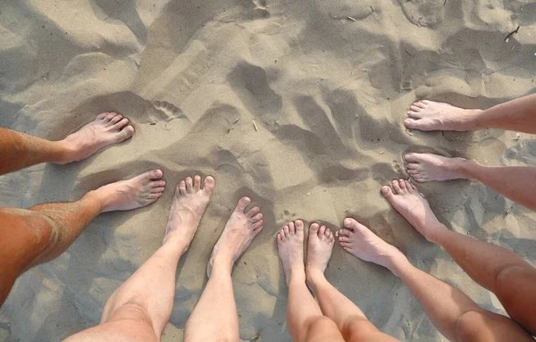 Zandstrand Met Blote Voeten Van Een Gezin Van Vijf Tijdens — Stockfoto