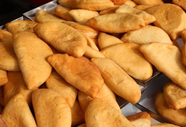 İtalyan sokak yemeklerinde mozzarella ve domatesli doldurulmuş panzerotti adı verilen ağız sulandırıcı yiyecekler satılıyor.