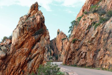 Fransa 'nın Korsika Adası' nın kuzeyindeki kayalıkların ortasından geçen D81 adı verilen panoramik yol.