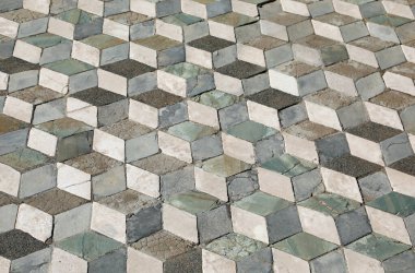 Üst üste yerleştirilmiş küplerin optik etkisini yaratan fayanslarla döşenmiş eski döşeme.