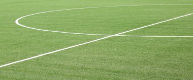 Oyun sahasının beyaz çizgilerine sahip yeşil çimen maç sırasında alanları sınırlamak için tebeşirle yapıldı