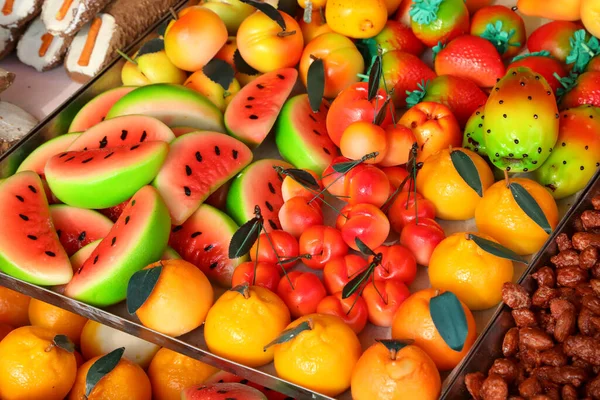 Muchos Pasteles Hechos Con Mazapán Con Muchas Formas Frutas Verduras — Foto de Stock