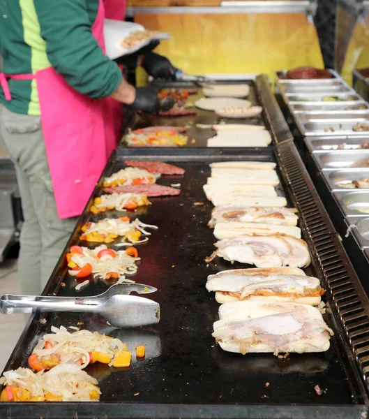 Sanduíches Recheados Com Carne Legumes Banca Comida Rua Cozinheiro Durante — Fotografia de Stock