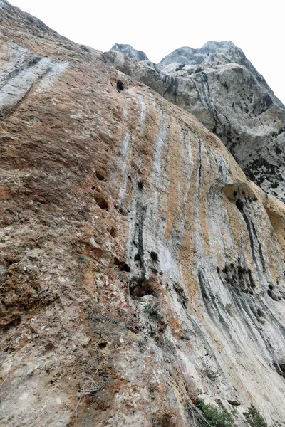 Alta Imponente Empinada Pared Piedra Caliza Que Sobresale Roca Sin —  Fotos de Stock