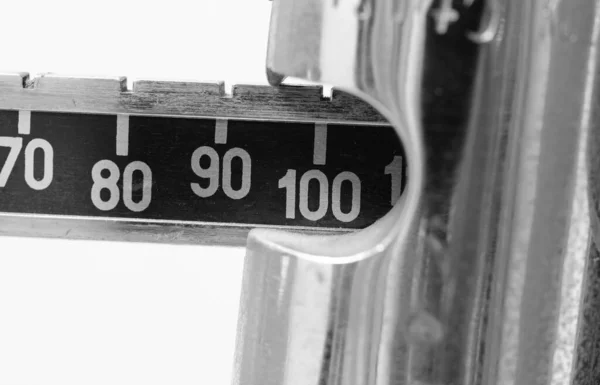 Zahl 100 Der Gewichtsskala Mit Schwarz Weiß Effekt — Stockfoto