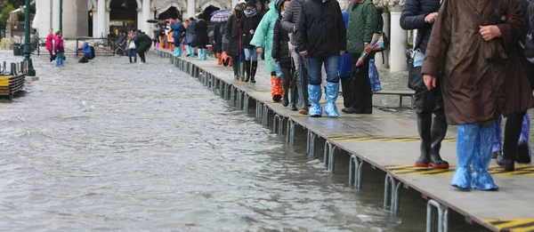 Nombreux Piétons Marchent Sur Passerelle Surélevée Pendant Marée Haute Venise — Photo