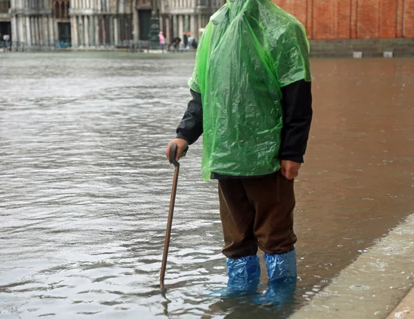 Anziano Gentiluomo Con Bastone Passeggio Piazza San Marco Venezia Durante — Foto Stock