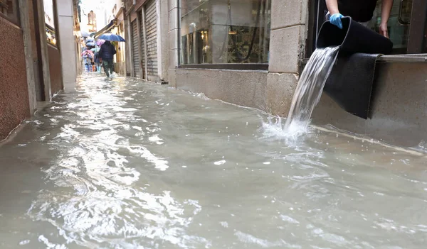 Osoba Vyprázdňující Interiér Obchodu Zaplavená Povodni Benátkách Úzké Uličce Pokryté — Stock fotografie