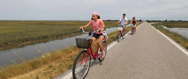 Young People Bikes Bike Lane Summer — Stock Photo, Image