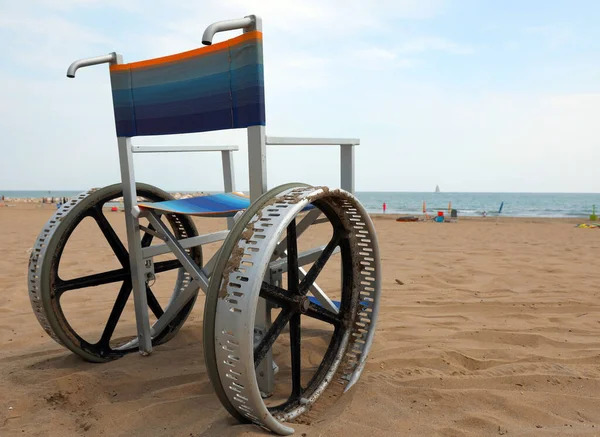 Leerer Rollstuhl Mit Großen Aluminiumrädern Sich Auf Dem Sand Des — Stockfoto