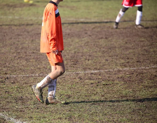 足球赛期间 年轻的足球运动员陷在泥沼中 — 图库照片