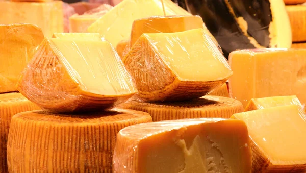 Forma Queijo Parmesão Envelhecido Para Venda Mercado Stall — Fotografia de Stock