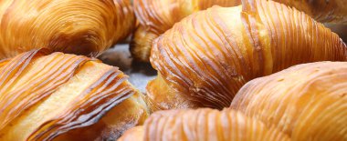 SFOGLIATELLA denilen hamur işlerinin arka planı İtalyan Campania bölgesinin ve Napoli şehrinin tipik tatlısıdır.