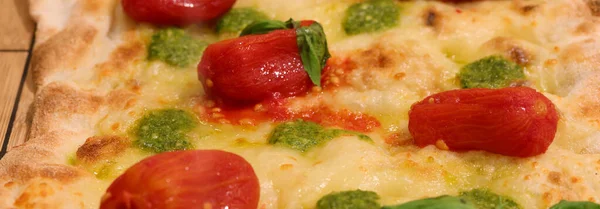 Szczegóły Włoskiej Pizzy Małymi Czerwonymi Pomidorami Sos Pesto Bazylia Ser — Zdjęcie stockowe