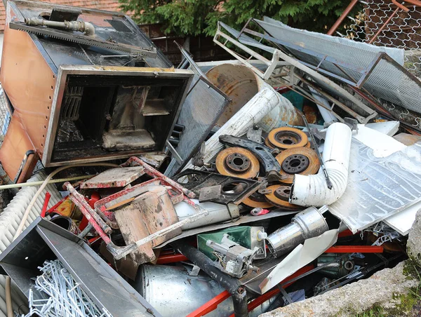 Dump Järnhaltigt Material Och Många Rostiga Bitar Behållaren För Den — Stockfoto