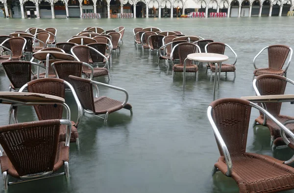 Židle Kavárny Alfresco Ponořené Vodou Během Přílivu Odlivu Náměstí Svatého — Stock fotografie