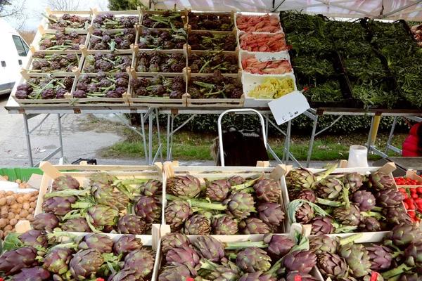 Stragan Warzywny Wieloma Skrzyniami Świeżych Owoców Warzyw Takich Jak Kapusta — Zdjęcie stockowe