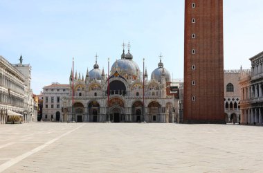 İtalya, Venedik 'teki Piazza Saint Mark' ın inanılmaz manzarası. Kilitlenme zamanında Corona Virüsü salgınını engelleyecek karantina nedeniyle hiç turist yoktu.