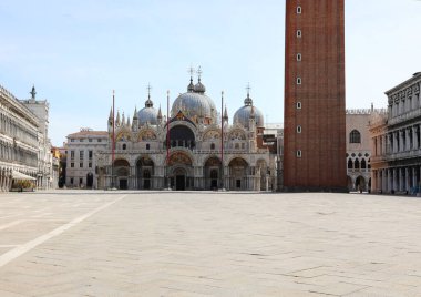 Saint Mark Meydanı Bazilikası Venedik 'in boş ana meydanında Corona Virüsü' nün neden olduğu tecrit nedeniyle insanlar olmadan İtalya 'da.