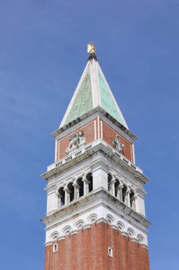 Venedik 'teki Aziz Mark' ın çan kulesinin ucunda Cebrail 'in heykeli ve arka planda mavi gökyüzü.